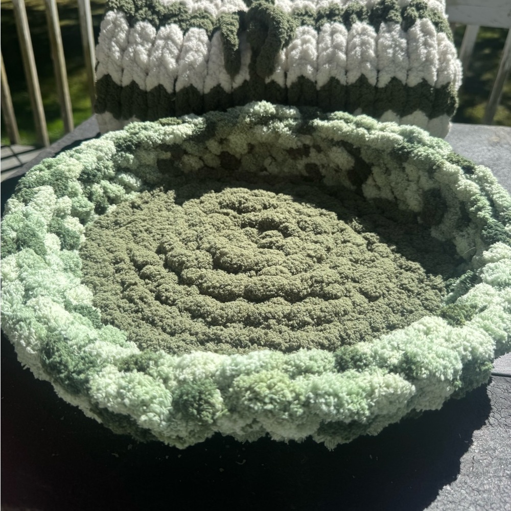 Cozy Green Dog , cat Bed